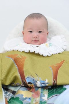 お宮参り写真/カーキ色の掛け着の赤ちゃん